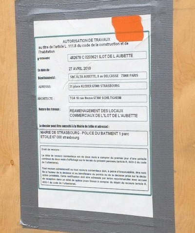 RUE89_Strasbourg_Apple_Boutique_Aubette_Autorisation Attestation de travaux affichée sur le chantier