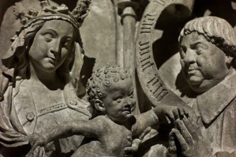 L’enfant Jésus, sacrément joueur, tire d’une main sur le voile de sa mère, la Vierge Marie, manquant de faire basculer sa couronne. (Photo MMo)
