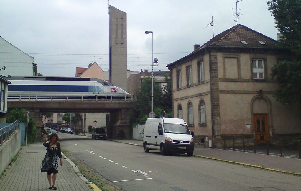 Le TGV qui passe au dessus de la rue du Hohwald... (photo Myriam Niss)