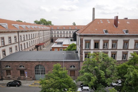 La manufacture en 2008, vue de la rue de la Krutenau. Au centre : le bâtiment des années 1950 et la cheminée (Photo Pascal Bastien)