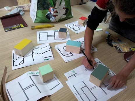 Préparation du jeu de cubes, des faces en guise de terrain de jeu