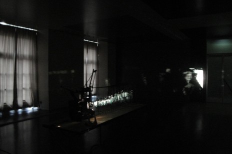 Vue de l'installation de Silvi Simon, "Filmatruc à verres n°1". © Silvi Simon