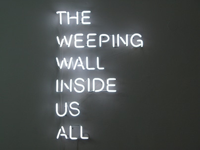 Claire Fontaine et Karl Holmqvist, "The Weeping wall inside us all", © Claire Fontaine et Karl Holmqvist
