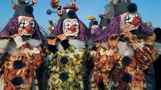 Le carnaval de Bâle est le plus grand carnaval de Suisse et rassemble entre 15000 et 20000 personnes déguisées.
