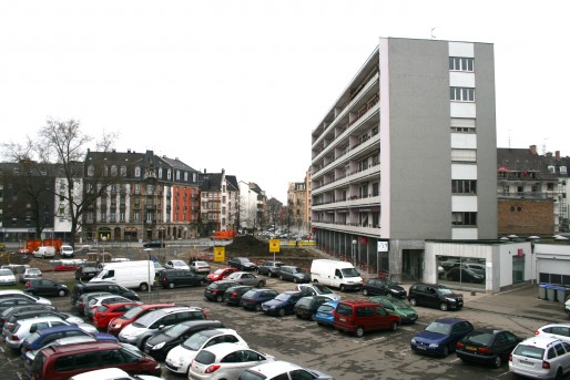 Place du Marché à Neudorf, avant la rénovation - Aujourd'hui, le parking a disparu, les voitures ont été chassées dans les rues adjacentes (Photo MM / Rue89 Strasbourg)