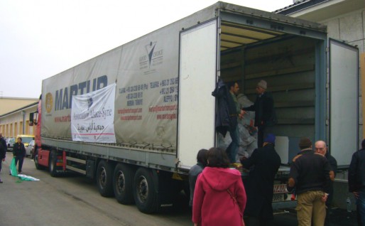 Chargement des vêtements dans le camion en direction de la Syrie. mars 2013.