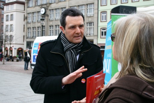 Jean-Emmanuel Robert, en campagne pour la fusion des collectivités alsaciennes, place Kléber à Strasbourg (Photo MM/Rue89 Strasbourg)