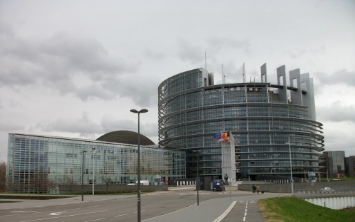 Les nuages s'amoncellent au-dessus du Parlement européen à Strasbourg ...