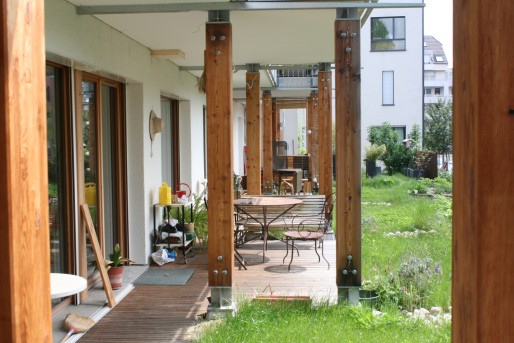 Les habitants d'Eco-Logis ont fait le choix de ne pas séparer les terrasses et les balcons, afin que favoriser les échanges entre voisins. (LJ / Rue89 Strasbourg)