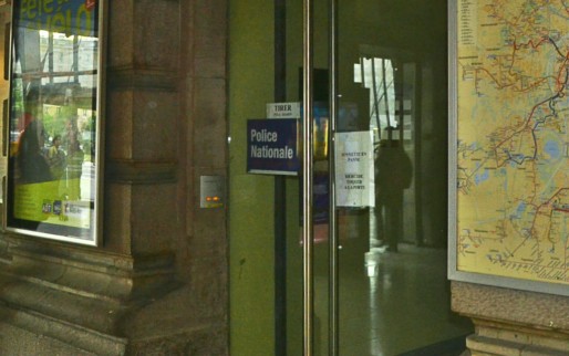 Au coeur du hall de la gare se trouve le bureau de police du quartier. Une enseigne discrète... A un tel point qu'il peut être difficile de la trouver lorsque l'on s'y rend pour la première fois. (Photo PDD / Rue89 Strasbourg)