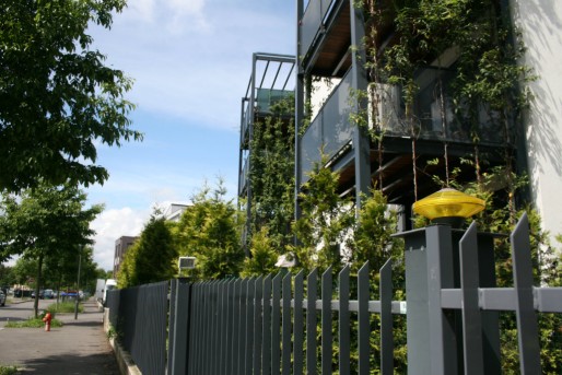 Solides clôtures et portes à code "protègent" les logements de standing à la Kibitzneau (Photo MM / Rue89 Strasbourg)