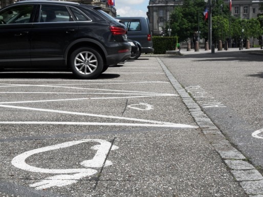Des places de parking sont prévues pour les utilisateurs qui souhaitent recharger leur véhicule électrique sur une borne publique. Mais ces places sont souvent squattées par des voitures thermiques. (Photo LJ / Rue89 Strasbourg)