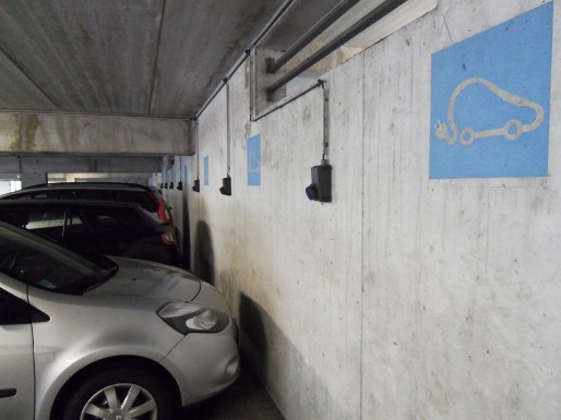 Sur ces huit places de parking réservées à la recharge de voitures électriques à Rivétoile, une seule place n'est pas occupée par un véhicule thermique (LJ / Rue89 Strasbourg)