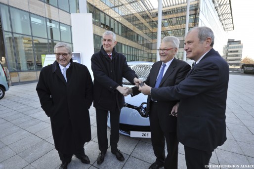 Le 15 mars 2013 était organisée une cérémonie de remise des clés de la première Zoé de Renault achetée avec l'aide de 5000€ de la région. François Loos est présent. (Document remis)