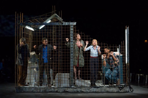 5 survivants sous les décombres, une enquête, des épisodes... Une faille, c'est une série à l'américaine... sur scène. © Pierre Grosbois