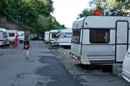 A l'Espace 16, seul camp Rom légal de Strasbourg, caravanes sont mises à disposition de près de 150 familles. Mais aussi eau potable, sanitaires, machines-à-laver. La présence des Roms y est contractualisée. (Photo Nathalie Moga)
