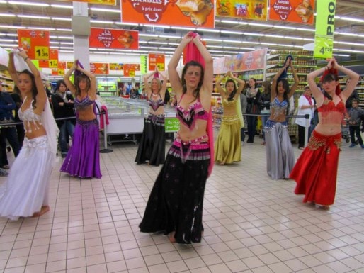 Un folklore à son comble, chez Auchan Leers, avec un show de danse orientale. (capture d'écran)