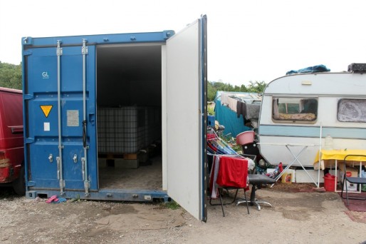 À Saint-Gall, le plus grand camp rom strasbourgeois, des containers avec de l'eau potable ont été placé. (Photo Nathalie Moga)