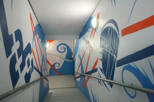 Pour encourager l'utilisation des escaliers entre les étages, les murs ont été décorés de fresques par des artistes locaux (Photo MM / Rue89 Strasbourg)