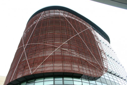 De verre et de béton, la tour Elithis est partiellement enrobée d'un bouclier solaire, que ses concepteurs appellent leur "moucharabieh" (Photo MM / Rue89 Strasbourg)