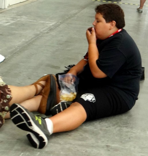 ("Obese boy eating", garçon obèse mangeant / Gaulsstin / Flick / Cc)