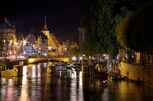 Strasbourg et ses quais, de nuit (Photo Flickr / Thegloode / CC)