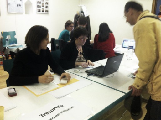 Les adhérents devaient se mettre à jour de cotisation pour pouvoir voter - La trésorière du PS 67, Caroline Barrière, avait pour tâche d'enregistrer les mise à jour (Photo MM / Rue89 Strasbourg)