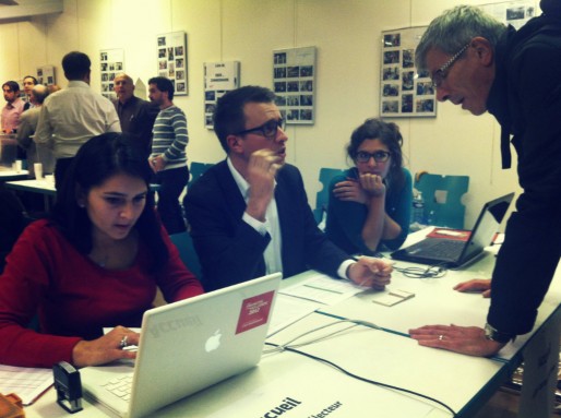 Vérification des identités et de l'inscription sur les listes électorales à l'entrée du bureau - Au centre, Renaud Fausser, attaché parlementaire de Philippe Bies et deux salariées du Parti socialistes du Bas-Rhin (Photo MM / Rue89 Strasbourg) 