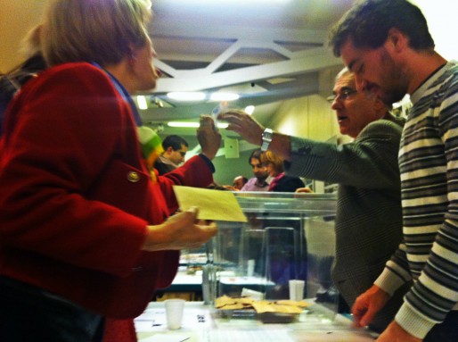 Trois urnes étaient disposées à la Maison des associations ce soir, tenues par des secrétaires de section. Ici, par Christian Spiry, conseiller municipal (Photo MM / Rue89 Strasbourg)