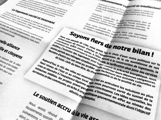 Les professions de foi des candidats ont été mises à disposition des adhérents à la Maison des associations ce soir - Ici, celle de Roland Ries, mettant en avant le bilan de la mandature (Photo MM / Rue89 Strasbourg)