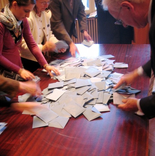 Un dépouillement des bulletins de votes en 2008 à Cognac (Photo Pierre-Alain Dorange / FlickR / cc)