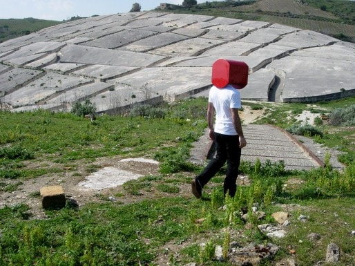 Raphaël Zarka, Cretto, 2005. Vidéo couleur sonore. Durée : 6'45". Collection Frac Alsace. © Raphaël Zarka / Vue de tournage : Cecilia Becanovic. Visible à Haguenau.