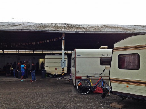 La plupart des 30 caravanes est abritée sous un hangar (Photo MM / Rue89 Strasbourg)