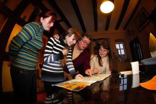 Hervé indique le chemin vers la cathédrale aux jeunes ukrainiennes. (Photo JR/ Rue89 Strasbourg)