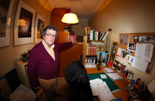 Hervé présente le bureau ou dormiront jusqu'au 1er janvier les trois ukrainiennes. (Photo JR/ Rue89 Strasbourg)