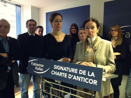 Fabienne Keller (UMP) a signé la charte Anticor vendredi midi dans son local de campagne quai des Bateliers - Un panonceau a été imprimé tout spécialement (Photo MM / Rue89 Strasbourg)