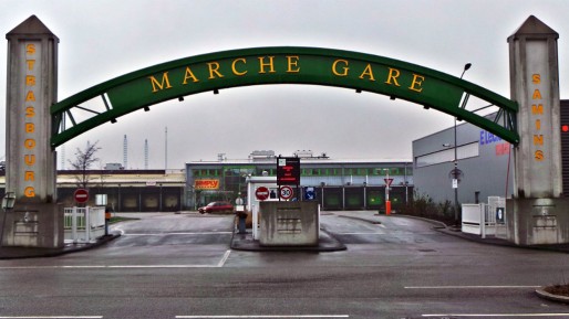 Le marché-gare accueille jusqu'à 300 véhicules de particuliers pendant les fêtes. (Thomas Mangin - Rue89 Strasbourg)