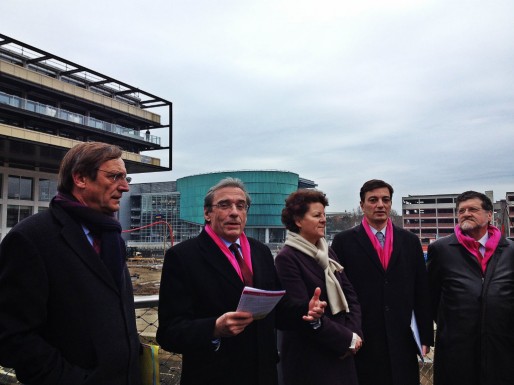 Le maire sortant Roland Ries présente le 1er volet de son programme devant les Docks Malraux - mardi 4 février (Photo MM / Rue89 Strasbourg)