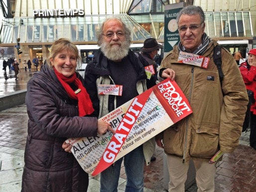 Mercredi en fin de matinée, les colistiers du Front de gauche ont fait connaître leur proposition de gratuité dans les transports en commun auprès des passants de la place de l'Homme-de-Fer (Photo MM / Rue89 Strasbourg)