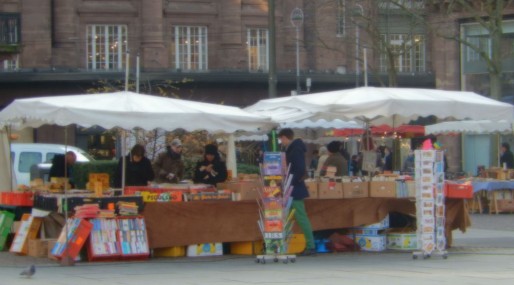 Les bouquinistes sur le marché des livres, place Kléber (Photo CF/ Rue89 Strasbourg)