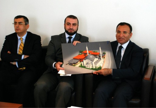 Lors d'une visite à Strasbourg en mai 2013, le ministre turc des affaires religieuses Bekir Bozdag (à d.) a pu consulter le projet pour Eyyub Sultan, accueilli par le consul de Turquie à Strasbourg, Serdar Cengiz, et Eyup Sahin, de Milli Görus (doc remis)