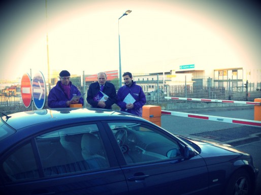 François Loos devant l'entrée du personnel de la CTS - jeudi 20 mars à 7h (Photo MM / Rue89 Strasbourg)