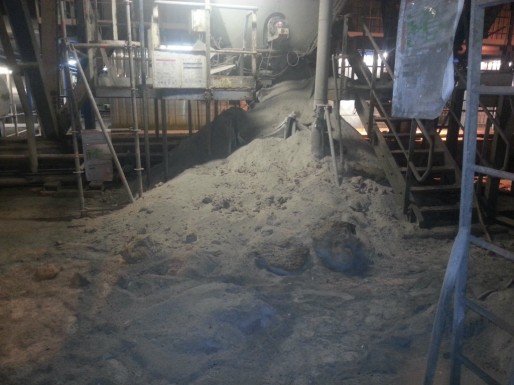 Un monticule de poussières toxiques, dites CMR, jonche le sol de l'usine d'incinération. (Photo transmise cc)