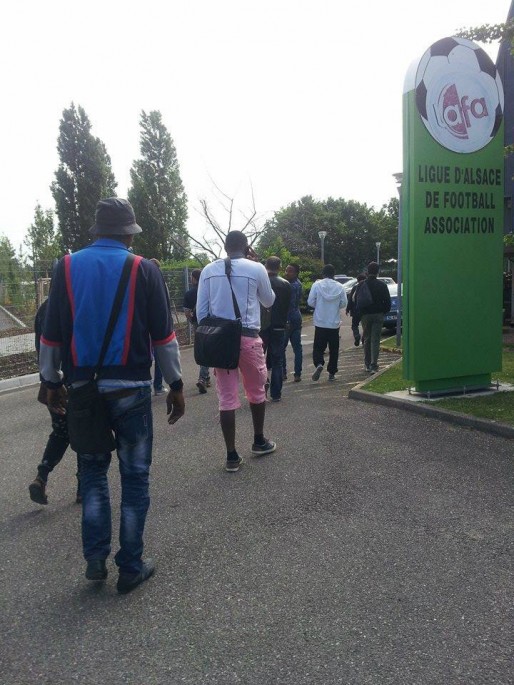 Les joueurs arrivent à la ligue d'Alsace de football amateur pour un entrainement de deux heures. (MG/ cc)