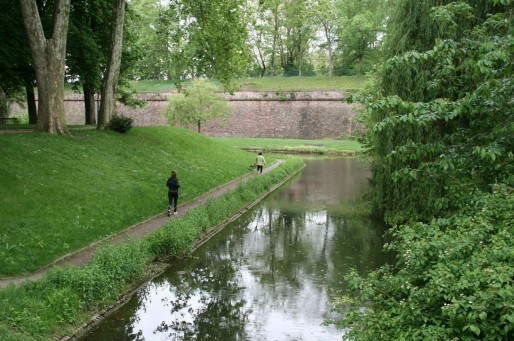Footing sous le regard des fortifications Vauban. (Photo JFG)