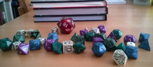 dés et livres de jeux de rôles