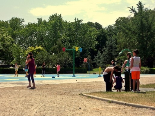 Les enfants se rabattent sur l'unique fontaine d'eau potable, faute de jets d'eau rafraîchissants.