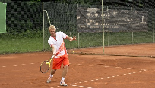 Davy Sum s'entraîne sur les courts de l'Ill Club Tennis (photo AB / Rue89 Strasbourg)
