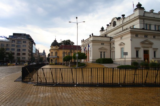 Les barricades sont érigées depuis plusieurs mois autour des principales administrations de la ville. Elles seraient installées en prévision de nouveaux débordements.