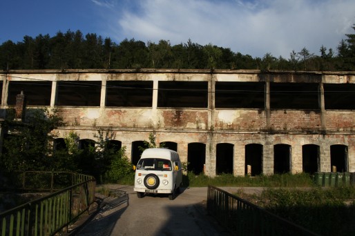 Sur la route vers Kazanlak, les anciennes usines de Gabrovo, aujourd'hui fermées.
